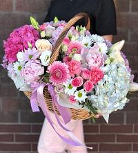 Цветочная композиция из Розы, Хризантемы, Пионы и Лизиантусы в корзине в Боринском