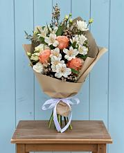 Букет цветов из:  Альстромерии, Лизиантусы, Розы и Хризантемы в Боринском