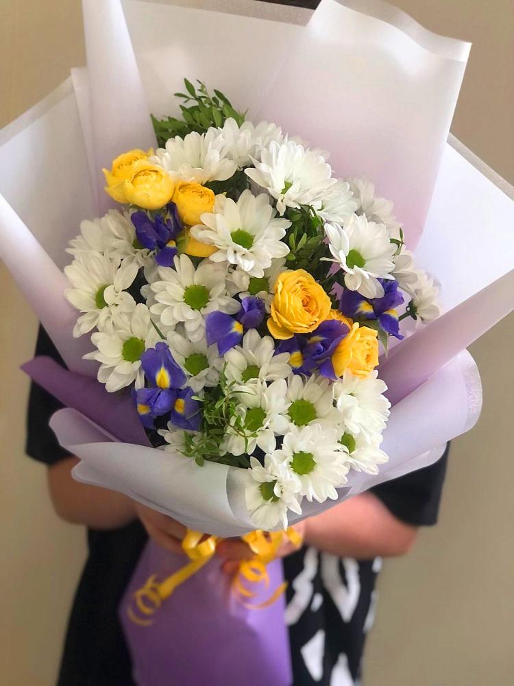 Букет цветов из: Ирисы, Хризантемы и Розы в Боринском