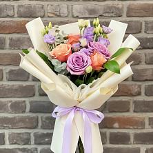 Букет цветов из:  Лизиантусы и Розы в Боринском