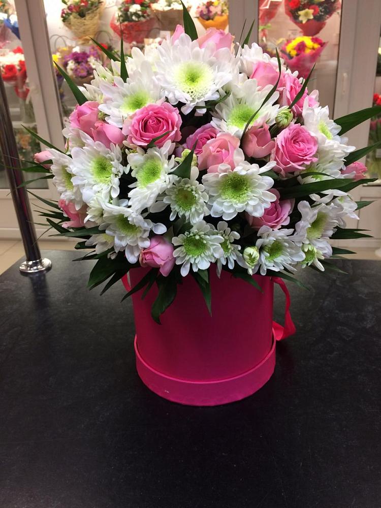 Цветочная композиция из Розы и Хризантемы в шляпной коробке в Боринском