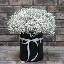Цветочная композиция из Гипсофила в шляпной коробке в Боринском