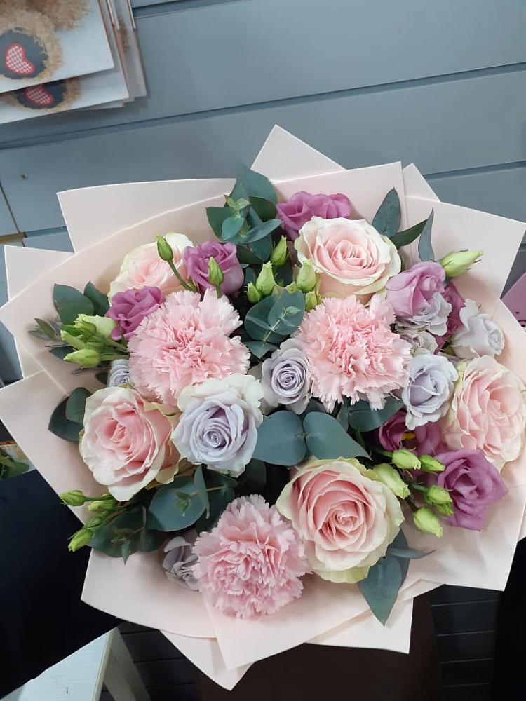 Букет цветов из: Розы, Гвоздики и Лизиантусы в Боринском