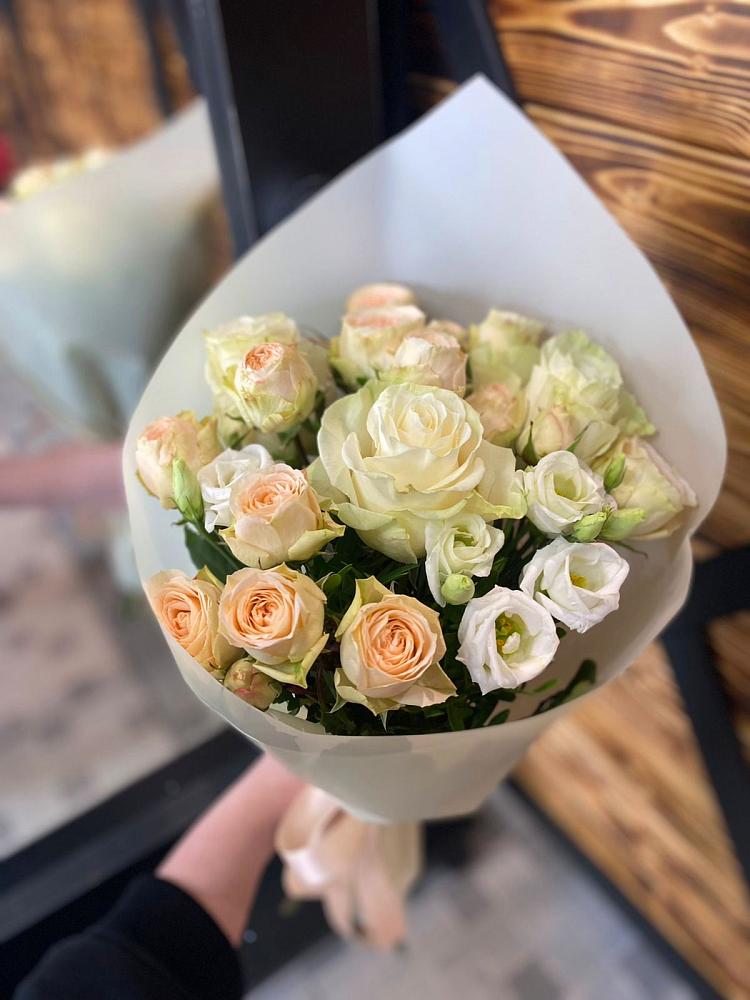 Букет цветов из: Розы и Лизиантусы в Боринском